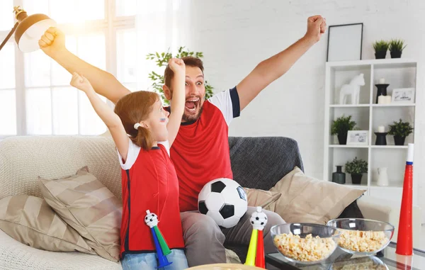 Una Familia Fans Viendo Partido Fútbol Televisión Hom — Foto de Stock