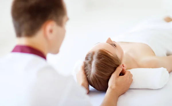 Una Bella Ragazza Gode Massaggi Trattamenti Termali — Foto Stock