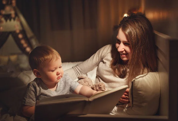 Οικογένεια Βράδυ Ανάγνωση Μητέρες Διαβάζει Παιδιά Ένα Βιβλίο Πριν Πάτε — Φωτογραφία Αρχείου