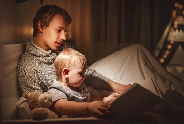 Avonds Familie Lezen Vader Leest Kinderen Een Boek Voor Het — Stockfoto