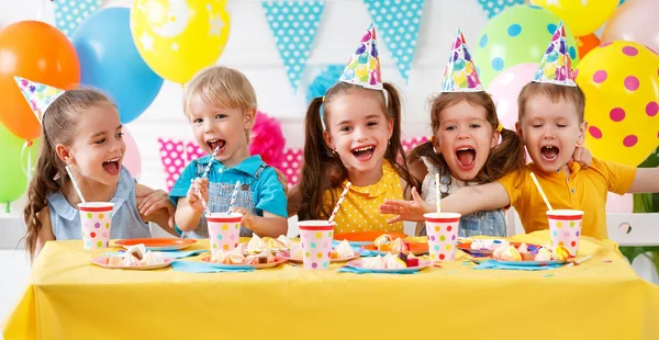 Kindergeburtstag Glückliche Kinder Mit Kuchen Und Luftballons — Stockfoto