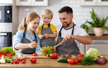 mutlu aile ile çocuk, hom sebze salatası hazırlama