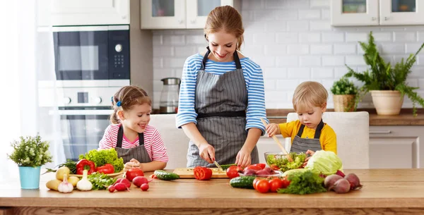 Mutter Mit Kindern Bereitet Gemüsesalat Bei Hom — Stockfoto