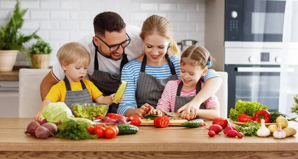 Glückliche Familie Mit Kind Bereitet Gemüsesalat Bei Hom — Stockfoto