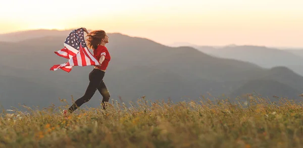 Joven Mujer Feliz Con Bandera Estados Unidos Disfrutando Puesta Sol — Foto de Stock