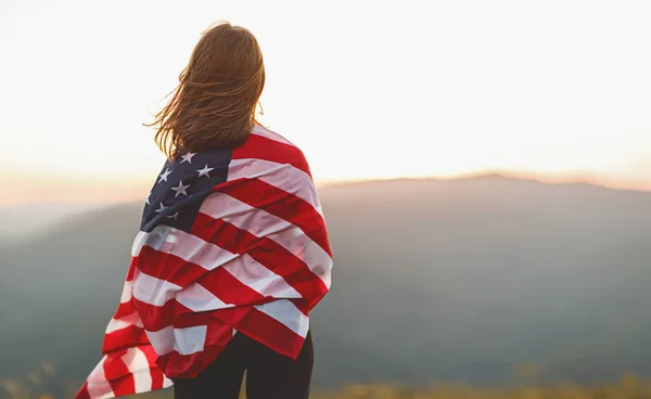 Gelukkig Jongedame Met Vlag Van Verenigde Staten Genieten Van Zonsondergang — Stockfoto