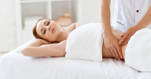 Vacker Flicka Åtnjuter Massage Och Spa Behandling — Stockfoto