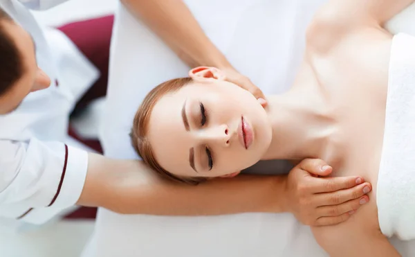 Uma Menina Bonita Gosta Massagens Tratamentos Spa — Fotografia de Stock