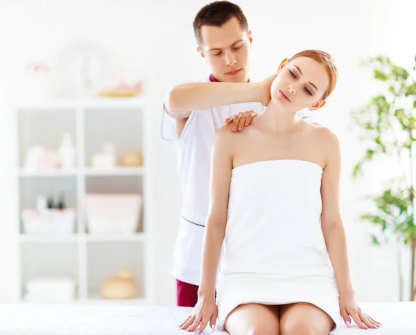 Bella Ragazza Gode Massaggi Trattamenti Termali — Foto Stock