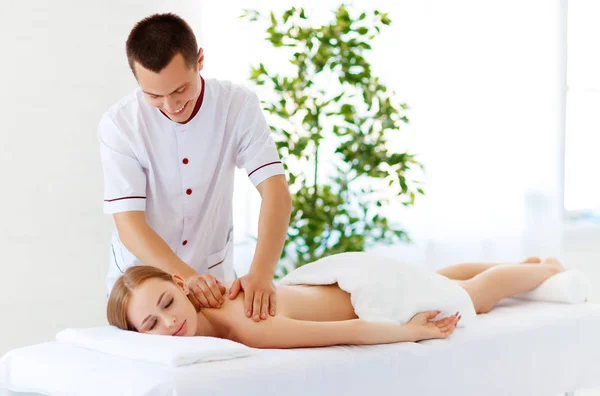 Beautiful Girl Enjoys Massage Spa Treatments — Stock Photo, Image