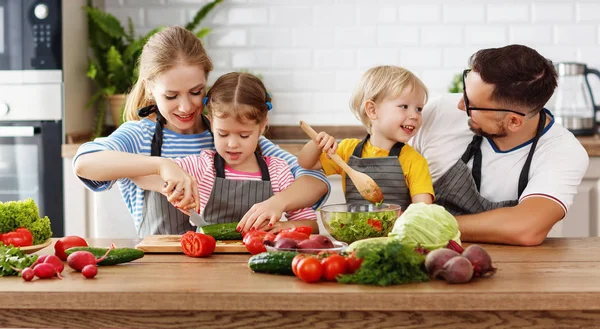 Glückliche Familie Mit Kind Bereitet Gemüsesalat Bei Hom — Stockfoto