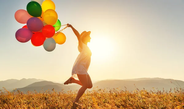 Yazın Gün Batımında Balonlu Genç Mutlu Kadın — Stok fotoğraf