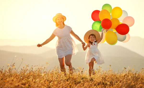 Família Feliz Mãe Filha Criança Com Balões Pôr Sol Summe — Fotografia de Stock