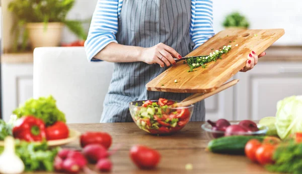 Lycklig Kvinna Förbereder Grönsakssallad Kök — Stockfoto