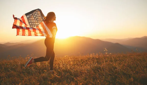 Joven Mujer Feliz Con Bandera Estados Unidos Disfrutando Puesta Sol — Foto de Stock