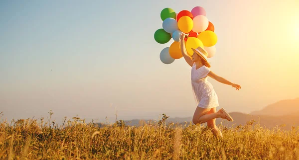 Jovem Mulher Feliz Com Balões Pôr Sol Verão — Fotografia de Stock