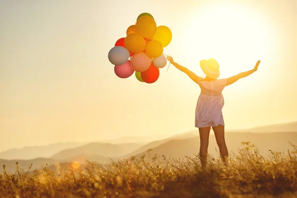 Jovem Mulher Feliz Com Balões Pôr Sol Verão — Fotografia de Stock