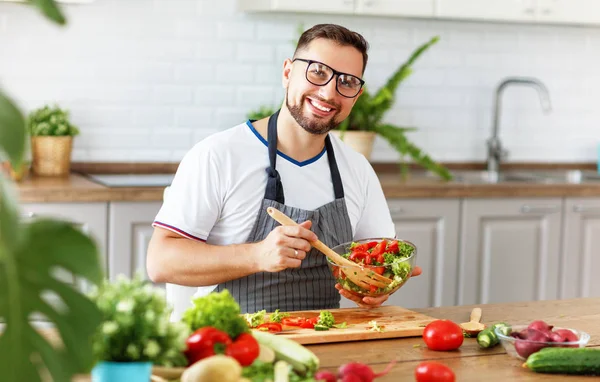 mutlu adam kitche sebze salatası hazırlama
