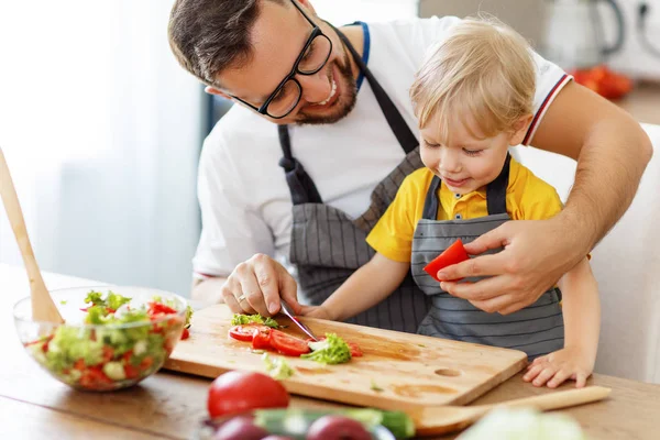 Feliz Familia Padre Con Hijo Preparando Ensalada Verduras Hom — Foto de Stock