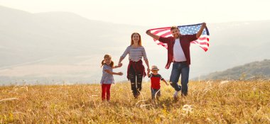 günbatımı açık Amerika ABD bayrağı ile mutlu bir aile