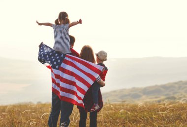 günbatımı açık Amerika ABD bayrağı ile mutlu bir aile