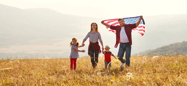 Família Feliz Com Bandeira América Eua Pôr Sol Livre — Fotografia de Stock