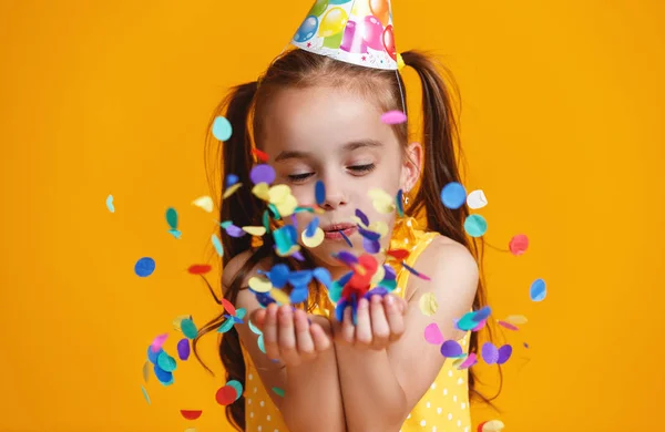 Gelukkige Verjaardag Kind Meisje Met Confetti Gekleurde Gele Achtergrond — Stockfoto