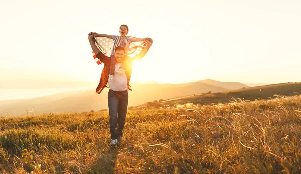 快乐家庭的父亲和孩子与美国国旗享受日落在 Natur — 图库照片