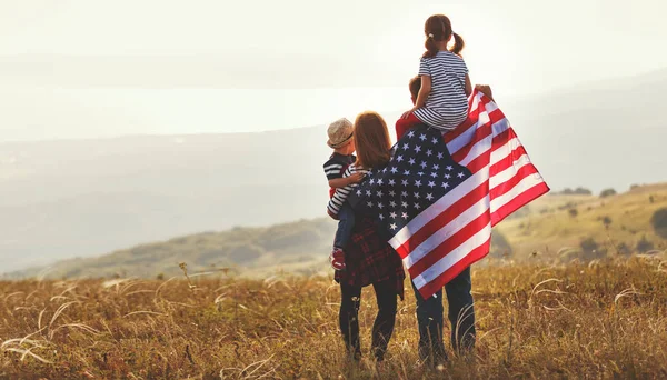 Glückliche Familie Mit Der Flagge Amerikas Bei Sonnenuntergang Freien — Stockfoto