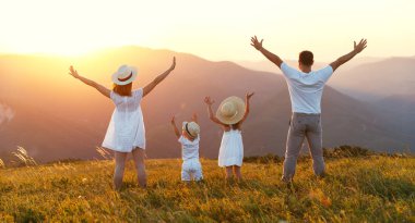 Mutlu bir aile: Anne, baba, çocuk oğlu ve kızı sunse doğa üzerine