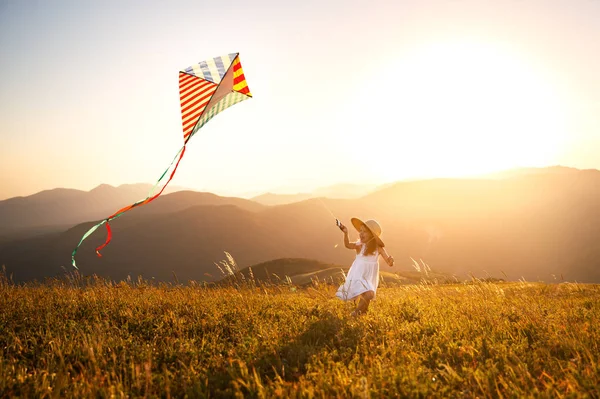 Menina Criança Feliz Correndo Com Papagaio Pôr Sol Livre — Fotografia de Stock