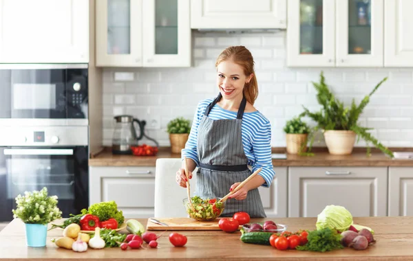 Mulher Feliz Preparando Salada Legumes Cozinha — Fotografia de Stock