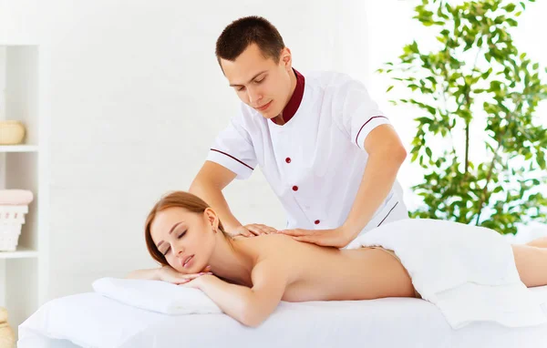 Vacker Flicka Åtnjuter Massage Och Spabehandlingar — Stockfoto