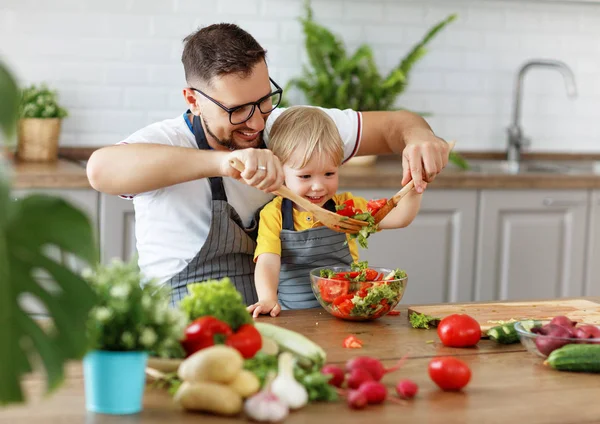 Glücklicher Familienvater Mit Sohn Bereitet Gemüsesalat Bei Hom — Stockfoto