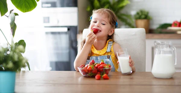 Щаслива Дитина Дівчина Їсть Полуницю Молоком Вдома — стокове фото