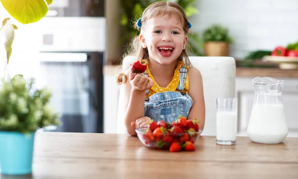 Lyckligt Barn Flicka Äter Jordgubbar Med Mjölk Hom — Stockfoto