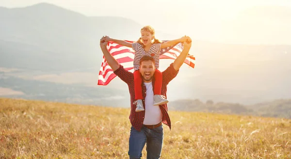 Lycklig Familj Far Och Barn Med Flagga Usa Njuter Solnedgången — Stockfoto