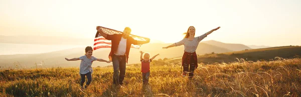 Felice Famiglia Con Bandiera America Usa Tramonto All Aperto — Foto Stock