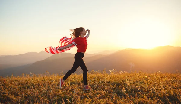 年轻快乐妇女与美国国旗享受日落在 Natur — 图库照片