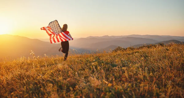 Joven Mujer Feliz Con Bandera Estados Unidos Disfrutando Puesta Sol — Foto de Stock