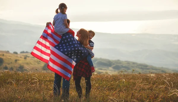 夕暮れ屋外アメリカ米国の旗と幸せな家庭 — ストック写真