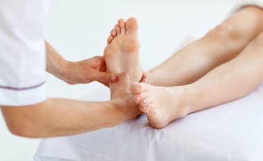 güzel bir kız masaj ve spa tedavisi sahiptir
