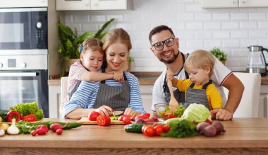 mutlu aile ile çocuk, hom sebze salatası hazırlama