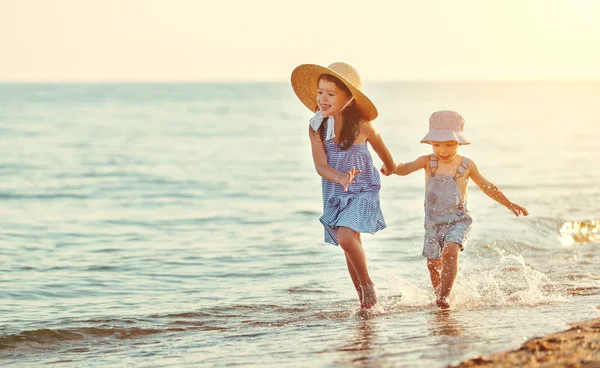 Crianças Felizes Irmão Irmã Andando Praia Por — Fotografia de Stock