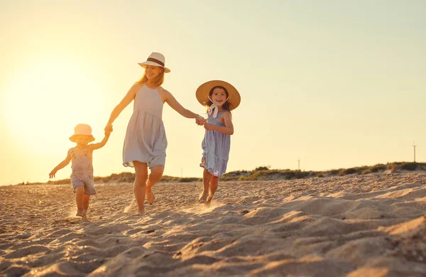 Bonne Famille Mère Enfants Sur Plage Bord Mer Summe — Photo