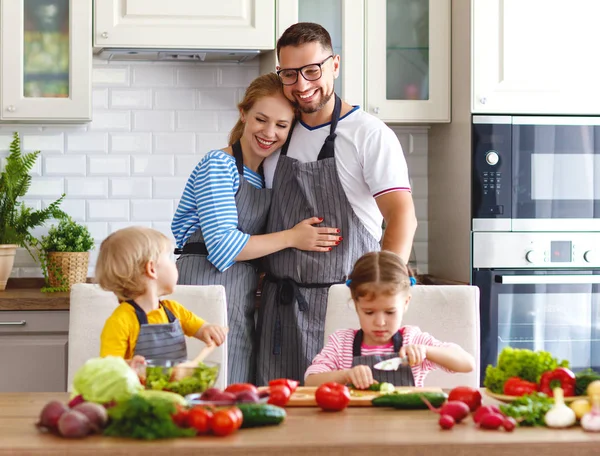 Hom Sebze Salatası Hazırlama Çocuklu Mutlu Aile — Stok fotoğraf