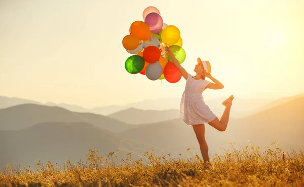 Ung Glad Kvinna Med Ballonger Vid Solnedgången Shopaholic — Stockfoto