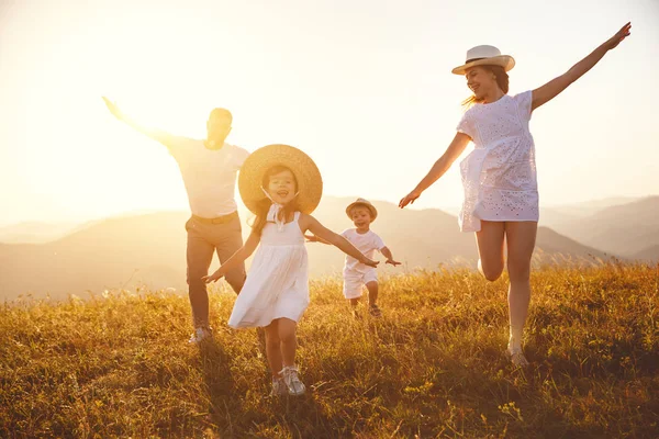 Familia Feliz Madre Padre Hijos Hijo Hija Naturaleza Atardecer — Foto de Stock