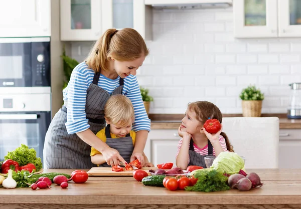 Mutter Mit Kindern Bereitet Gemüsesalat Hause — Stockfoto