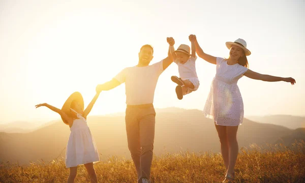 Famille Heureuse Mère Père Enfants Fils Fille Sur Nature Coucher — Photo